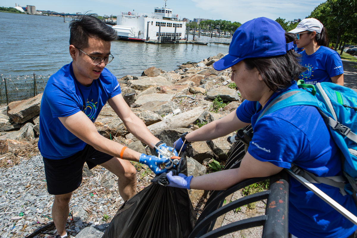 Members of the Morgan Stanley dragon boat racing team on a shoreline cleanup in conjunction with Riverkeepers. Photographed for Morgan Stanley.